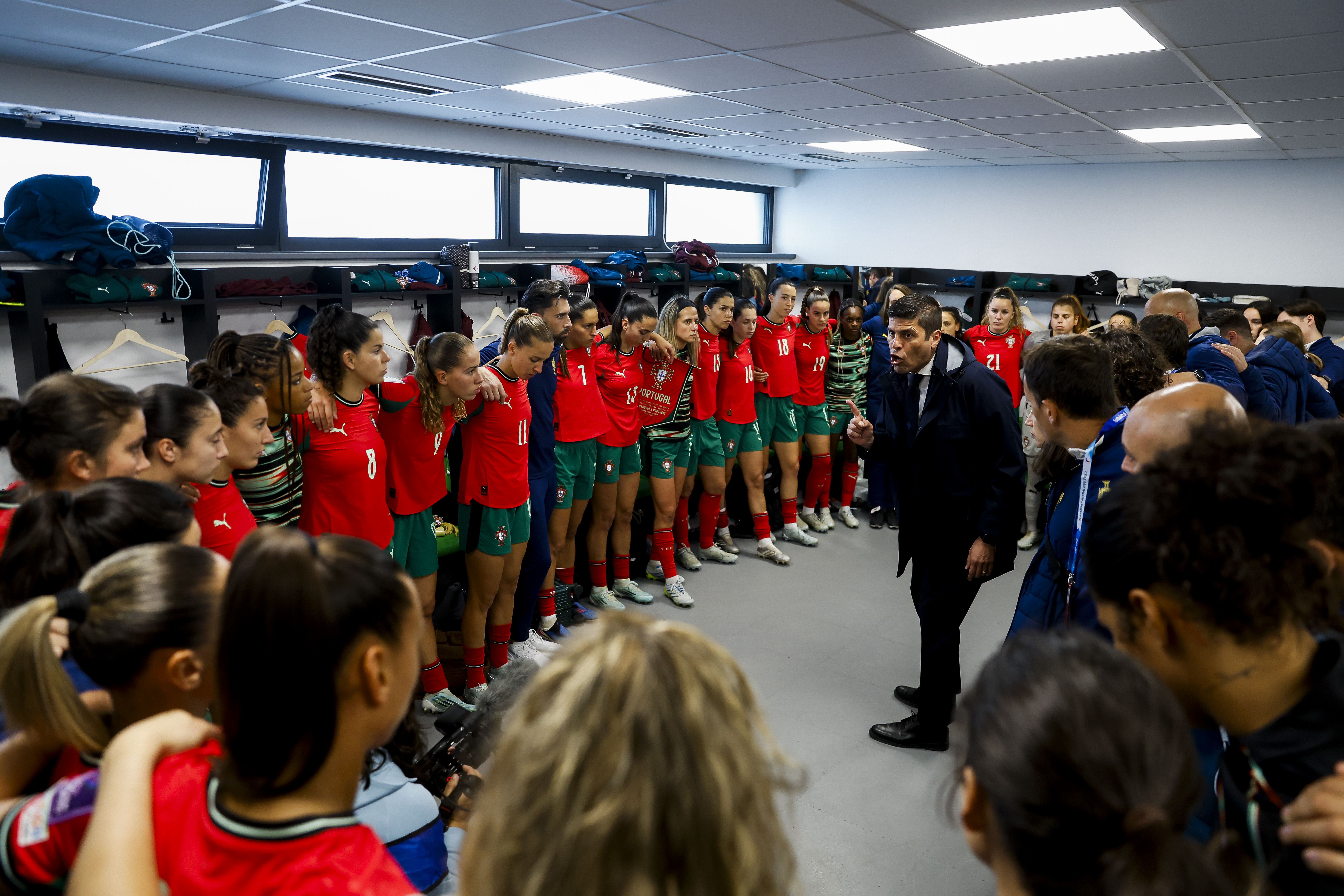 Francisco Neto fala às jogadoras no balneário da seleção feminina - Foto: FPF