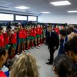 Francisco Neto fala às jogadoras no balneário da seleção feminina - Foto: FPF
