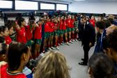 Francisco Neto fala às jogadoras no balneário da seleção feminina - Foto: FPF