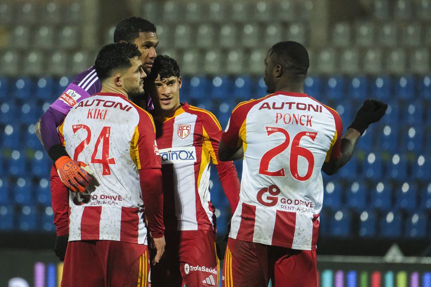 Jogadores do Aves SAD no duelo com o Casa Pia, em janeiro