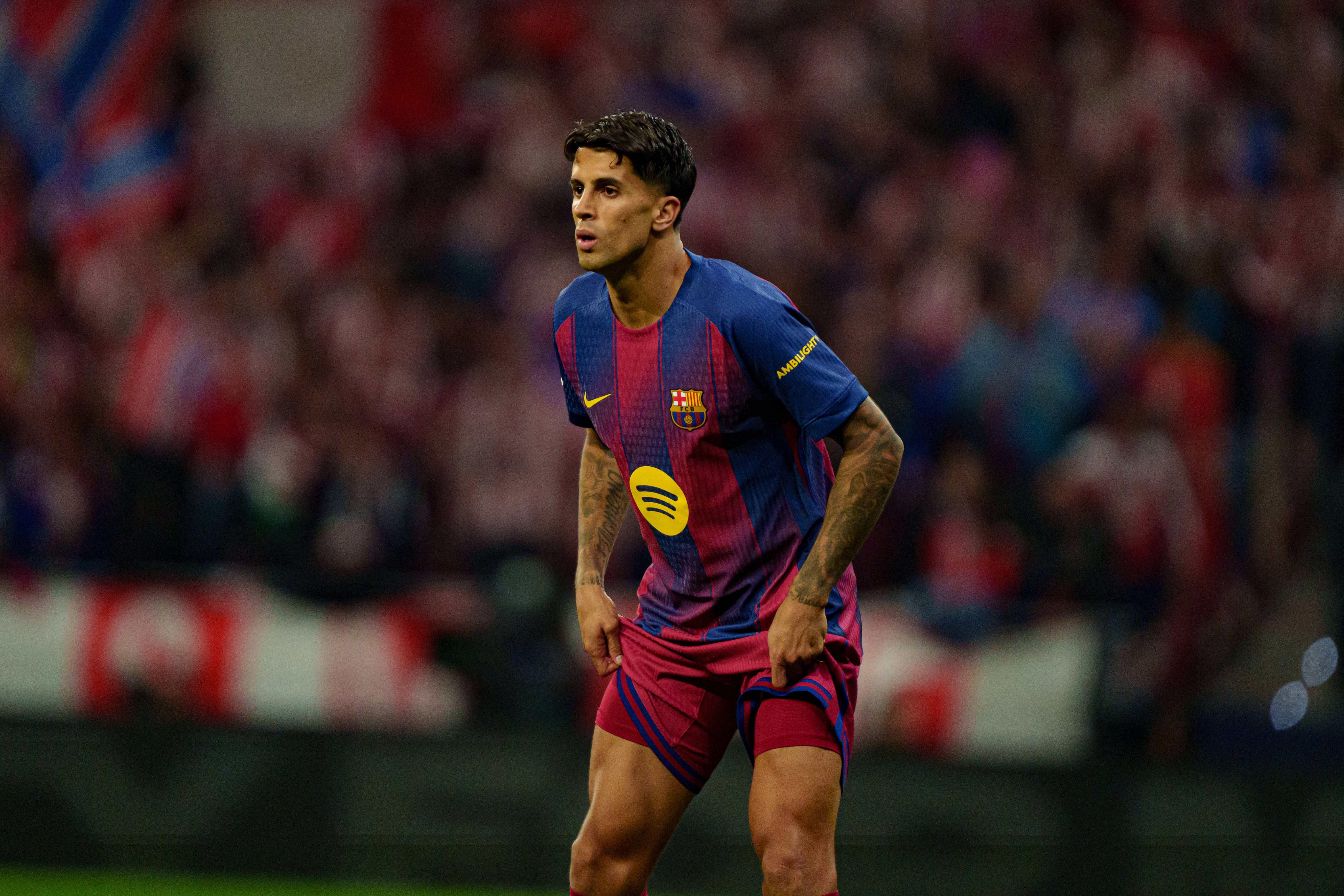 João Cancelo ao serviço do Barcelona