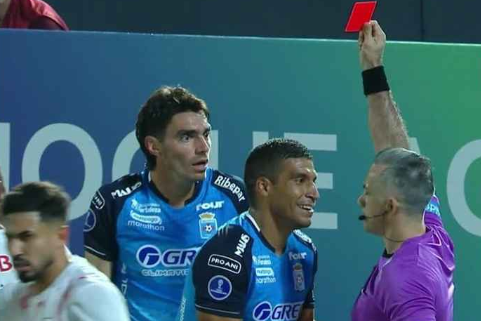 Diago Giménez incrédulo com o vermelho