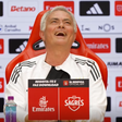 Mourinho fez pergunta a jornalista e não conteve o riso depois da resposta