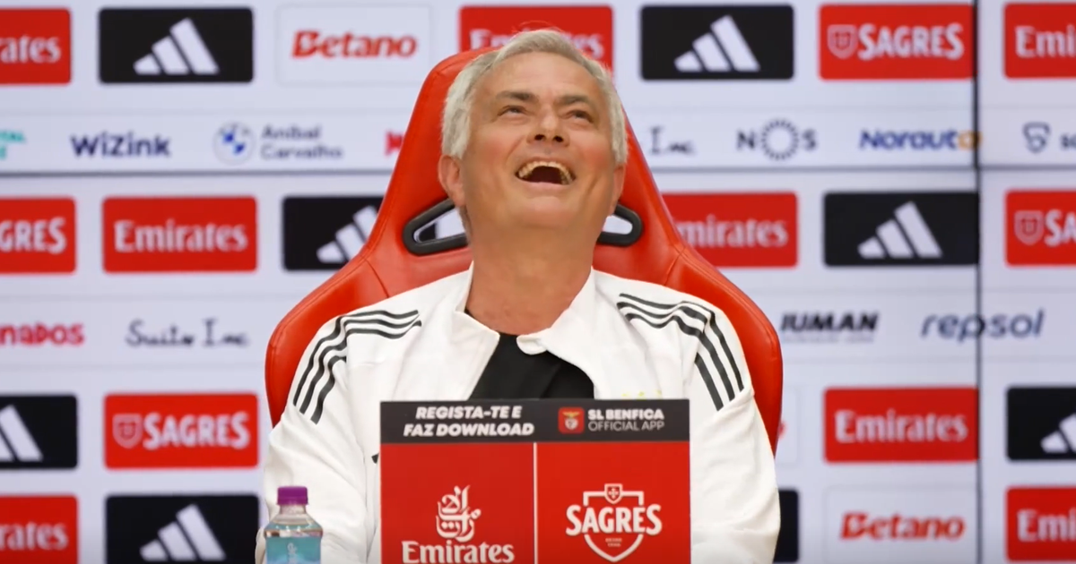Mourinho fez pergunta a jornalista e não conteve o riso depois da resposta