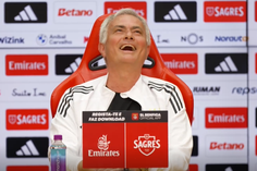 Mourinho fez pergunta a jornalista e não conteve o riso depois da resposta