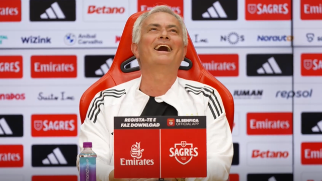 Mourinho fez pergunta a jornalista e não conteve o riso depois da resposta