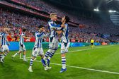 Barrenetxea agradece a Gonçalo Guedes a fantástica assistência no lance do primeiro golo da Real Sociedad - FOTO:Imago