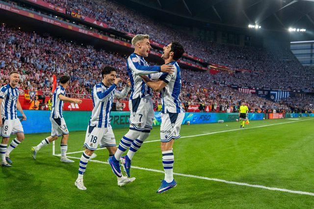 Barrenetxea agradece a Gonçalo Guedes a fantástica assistência no lance do primeiro golo da Real Sociedad - FOTO:Imago