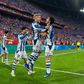 Barrenetxea agradece a Gonçalo Guedes a fantástica assistência no lance do primeiro golo da Real Sociedad - FOTO:Imago