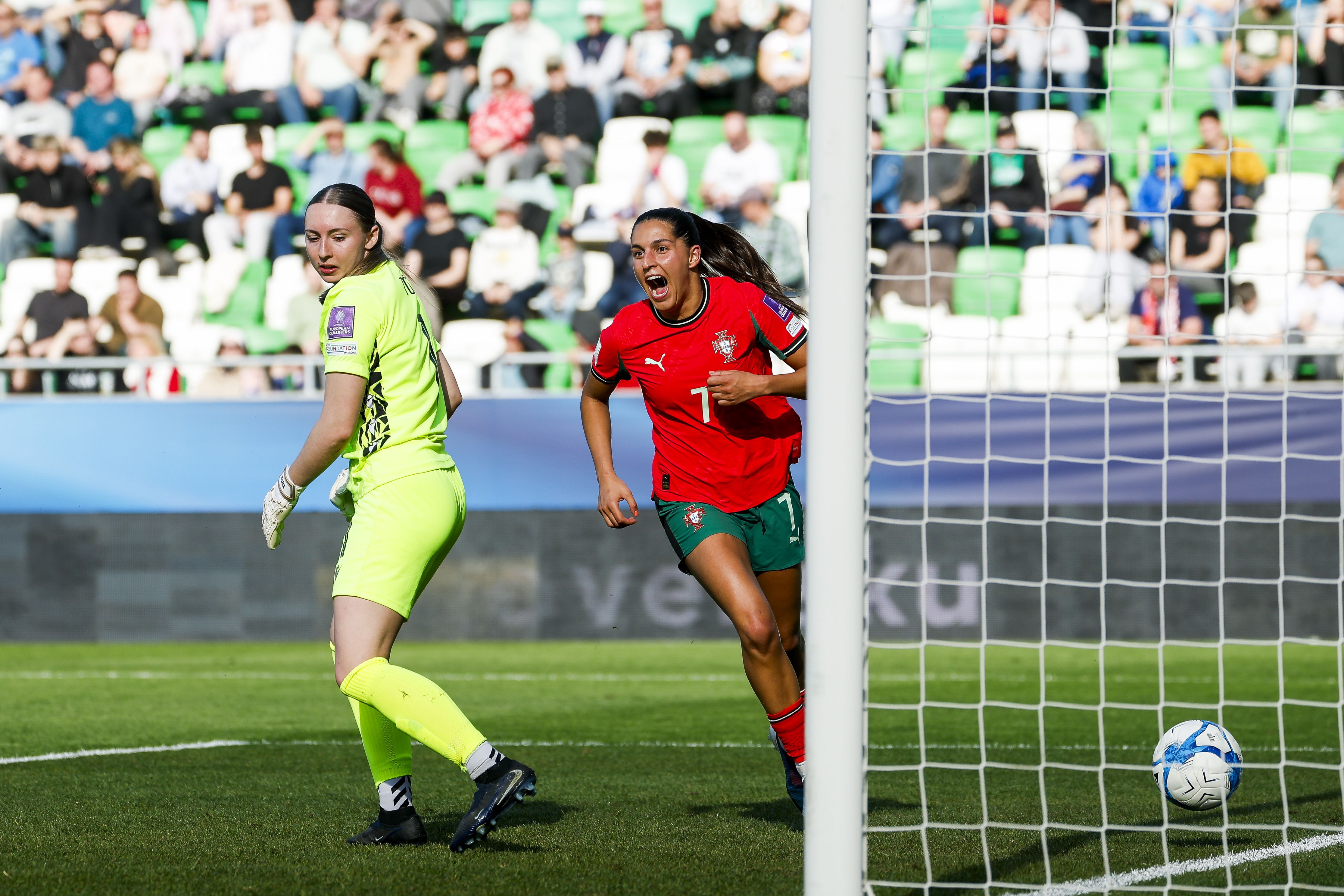 Kika Nazareth festeja o golo que marcou no jogo de Portugal frente à Eslováquia na qualificação para o Mundial de futebol feminino - Foto: FPF