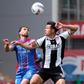 O jogador do Nacional, J. Ramirez (D), disputa a bola com o jogador do Alverca, Sergi Gómez (E), durante o jogo da Primeira Liga de Futebol realizado no Estádio da Madeira, no Funchal, 18 de abril de 2026, HOMEM DE GOUVEIA/LUSA