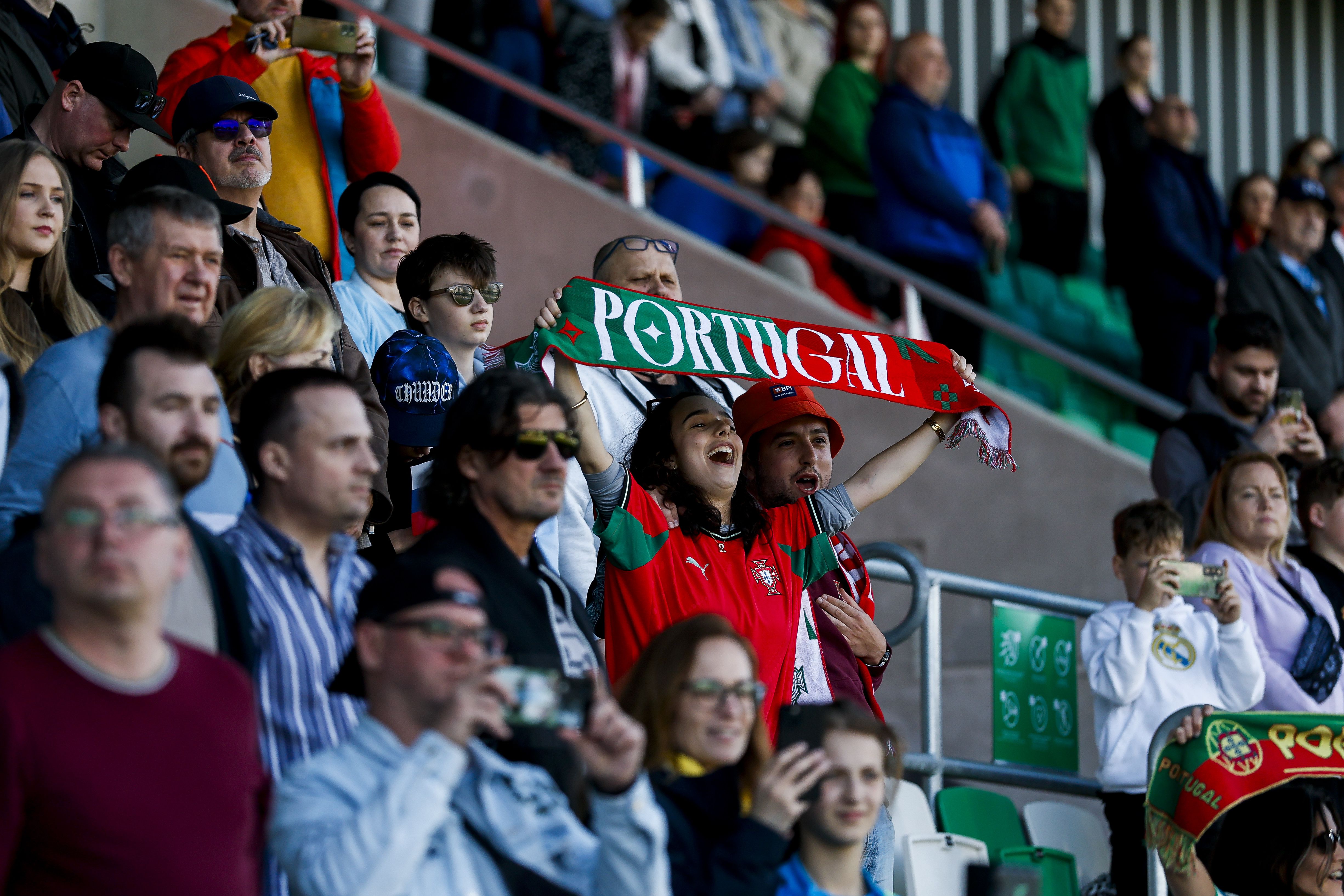 Adeptos portugueses no apoio à seleção feminina no jogo de Portugal na Eslováquia - Foto: FPF