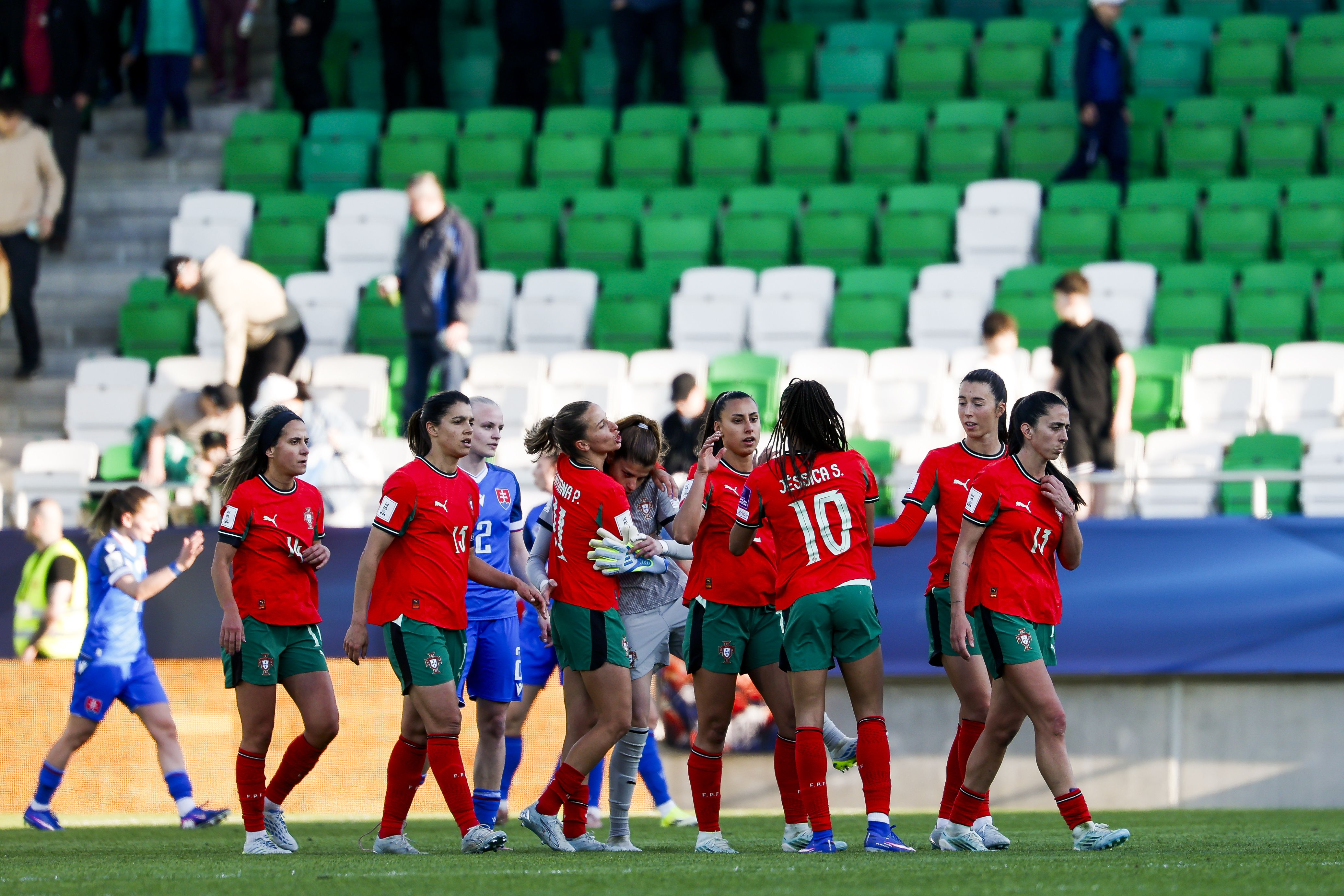 Jogadoras da Seleção feminina celebram a vitória sobre a Eslováquia - Foto: FPF