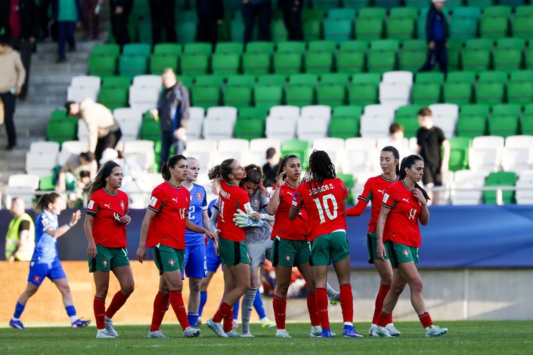 Jogadoras da Seleção feminina celebram a vitória sobre a Eslováquia - Foto: FPF