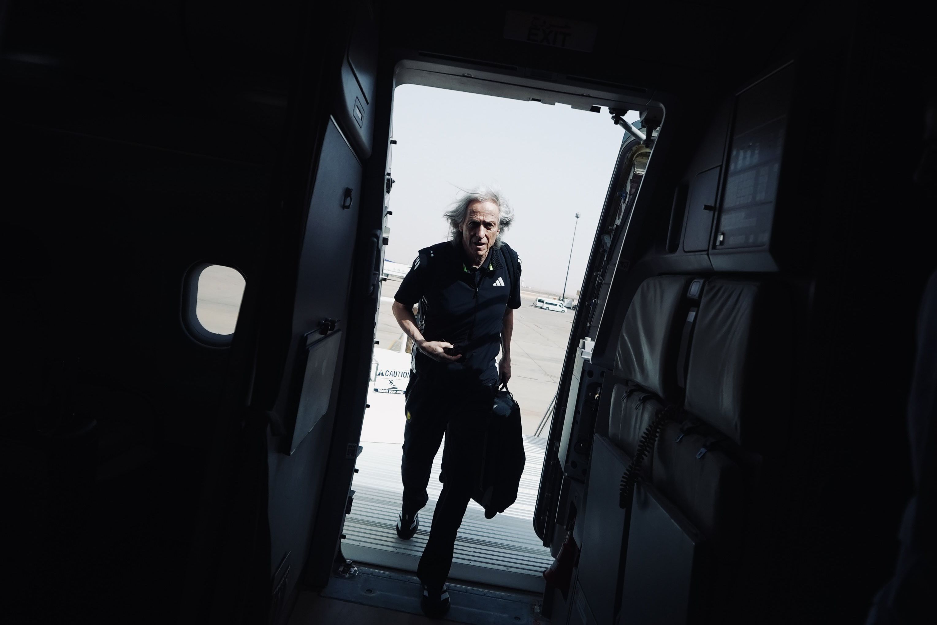Jorge Jesus à partida para o Dubai. Foto X/Al Nassr