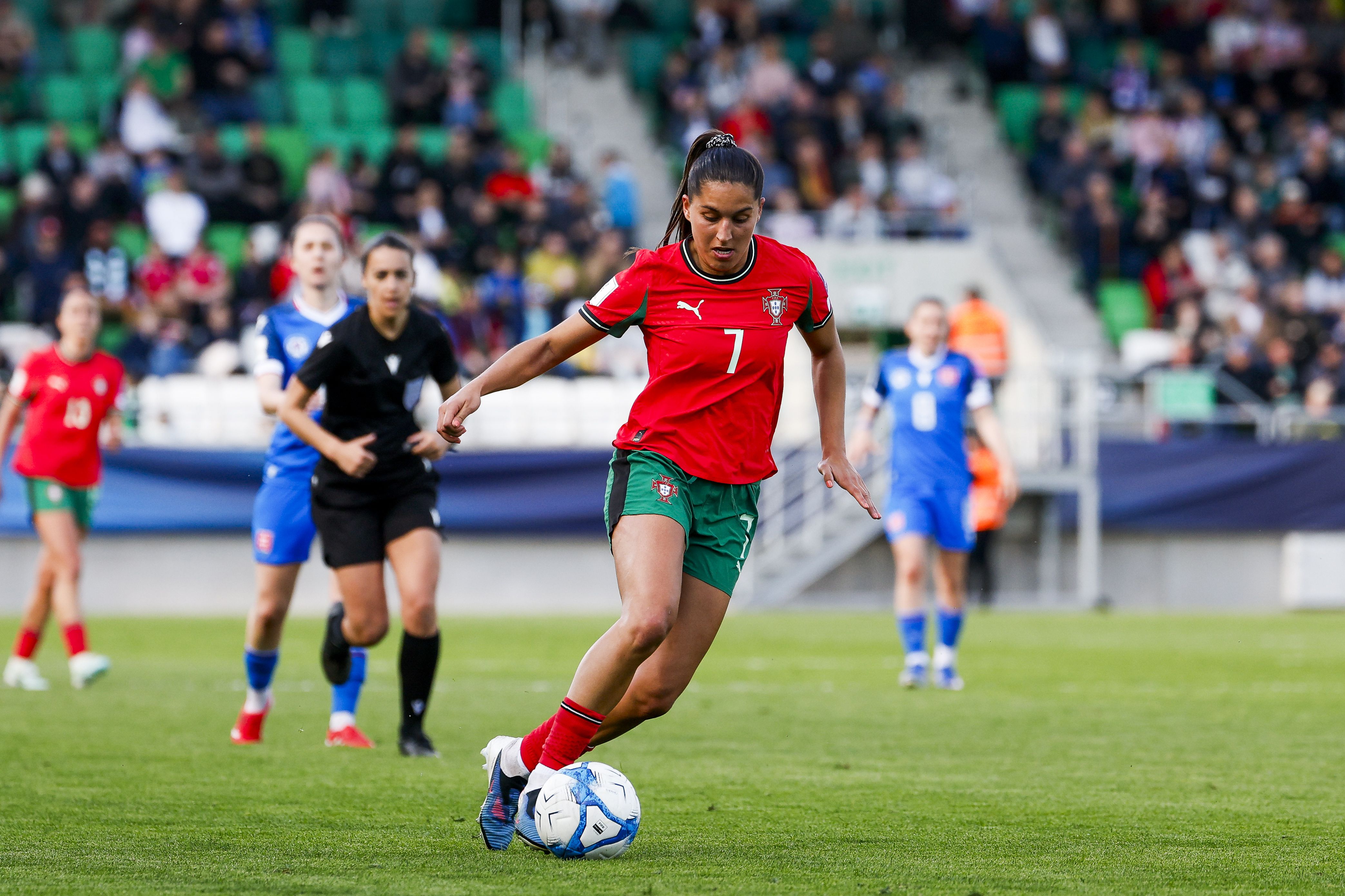 Kika Nazareth em ação no jogo de Portugal frente à Eslováquia na qualificação para o Mundial de futebol feminino - Foto: FPF