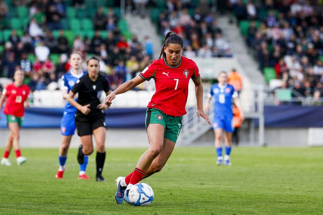 Kika Nazareth em ação no jogo de Portugal frente à Eslováquia na qualificação para o Mundial de futebol feminino - Foto: FPF