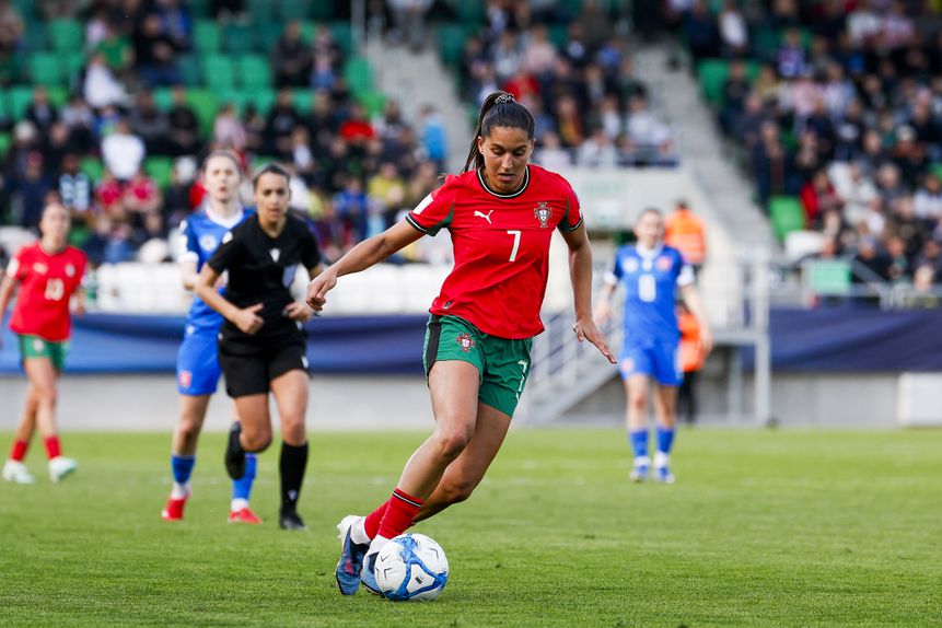 Kika Nazareth em ação no jogo de Portugal frente à Eslováquia na qualificação para o Mundial de futebol feminino - Foto: FPF