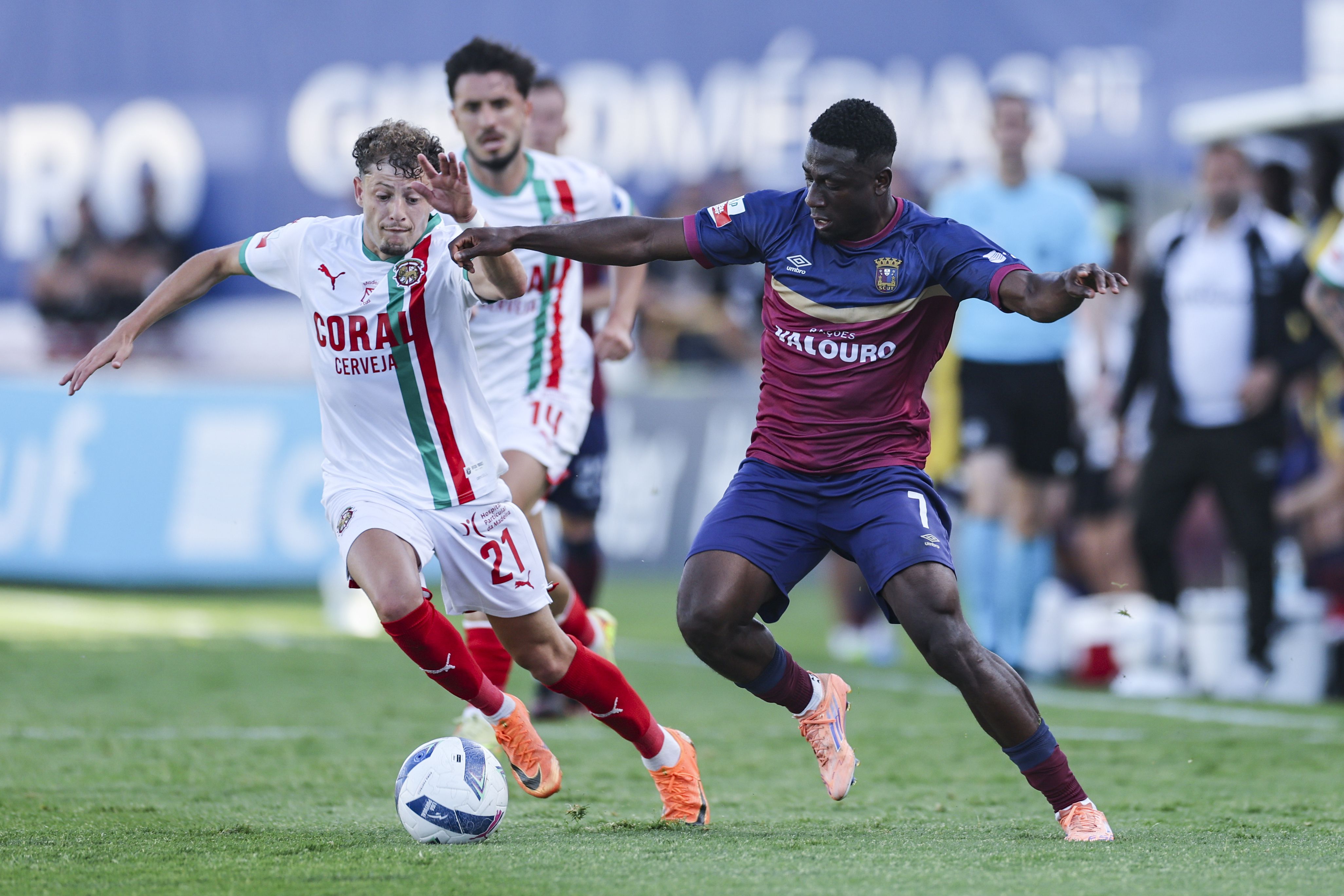 Dany Jean (Torreense) disputa a bola com Simo Bouzaidi (Marítimo) - Foto: MIGUEL A. LOPES/LUSA