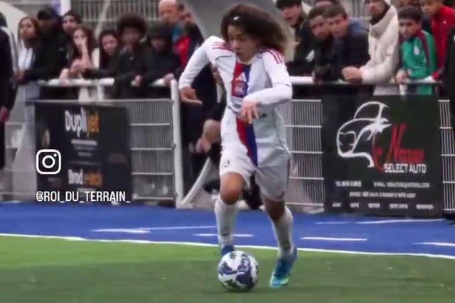 Se acha que Rayan Cherki joga muito veja o irmão de 14 anos