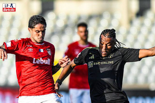 Lucas Soares e Cassiano lutam pela bola - Foto: Liga Portugal