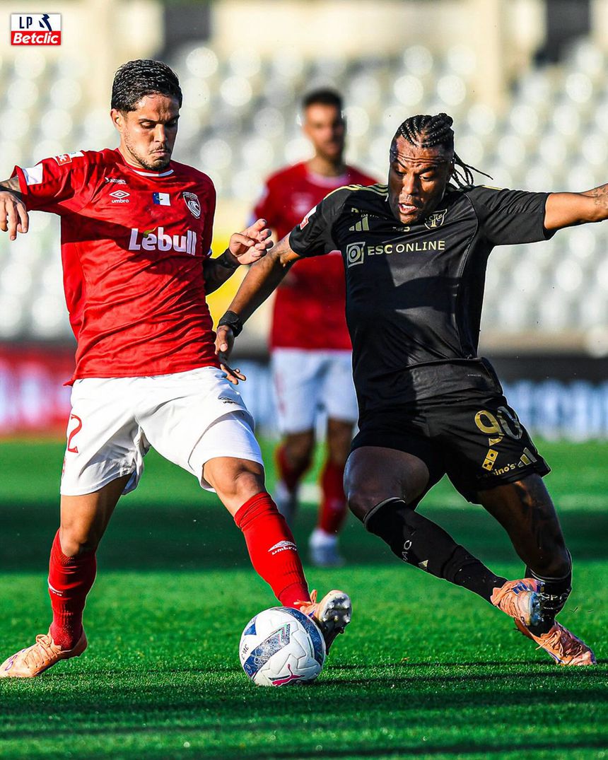 Lucas Soares e Cassiano lutam pela bola - Foto: Liga Portugal