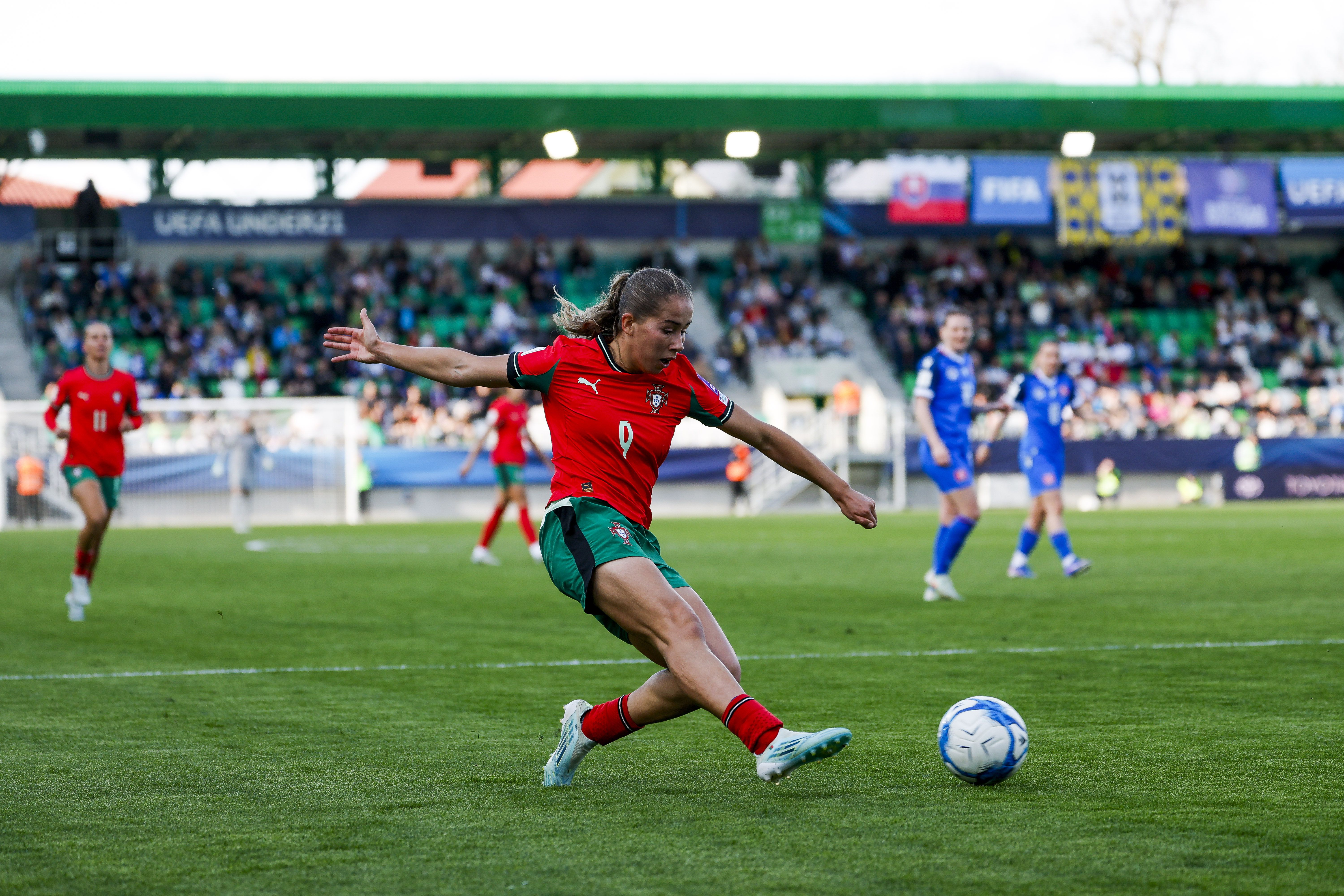 Carolina Santiago voltou a marcar por Portugal, no jogo frente à Eslováquia na qualificação para o Mundial de futebol feminino - Foto: FPF