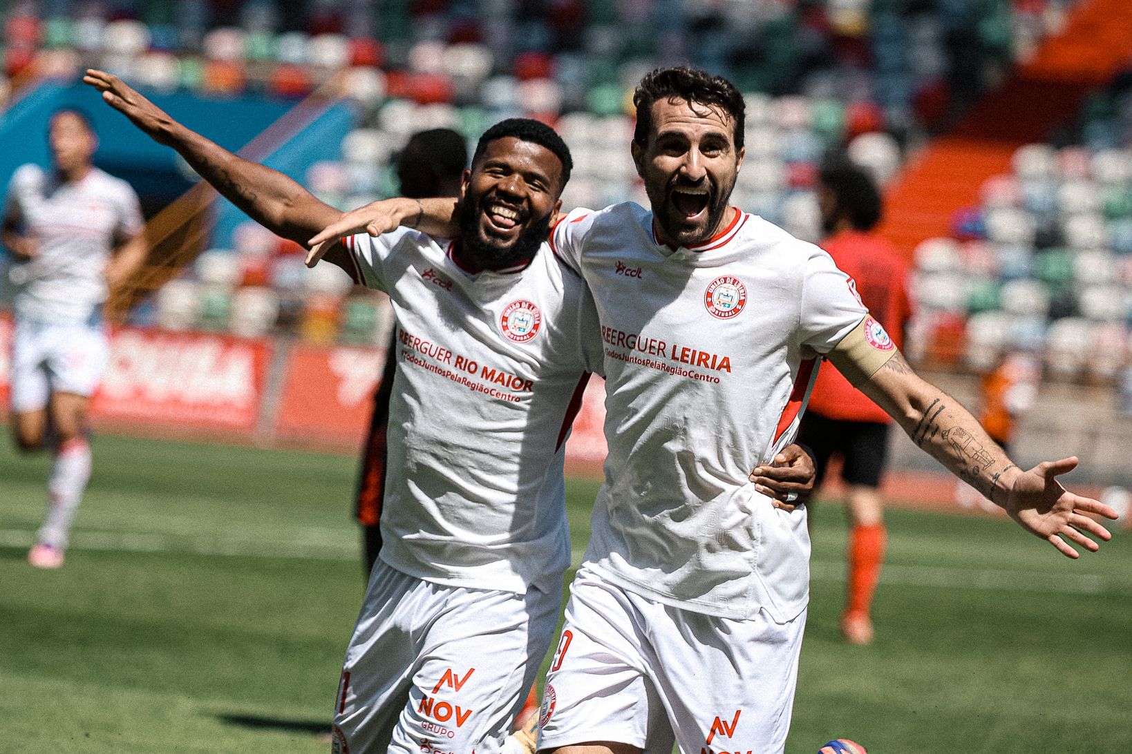 Juan Muñoz (à direita) esteve em grande no triunfo da UD Leiria diante do Penafiel — Foto: UD Leiria