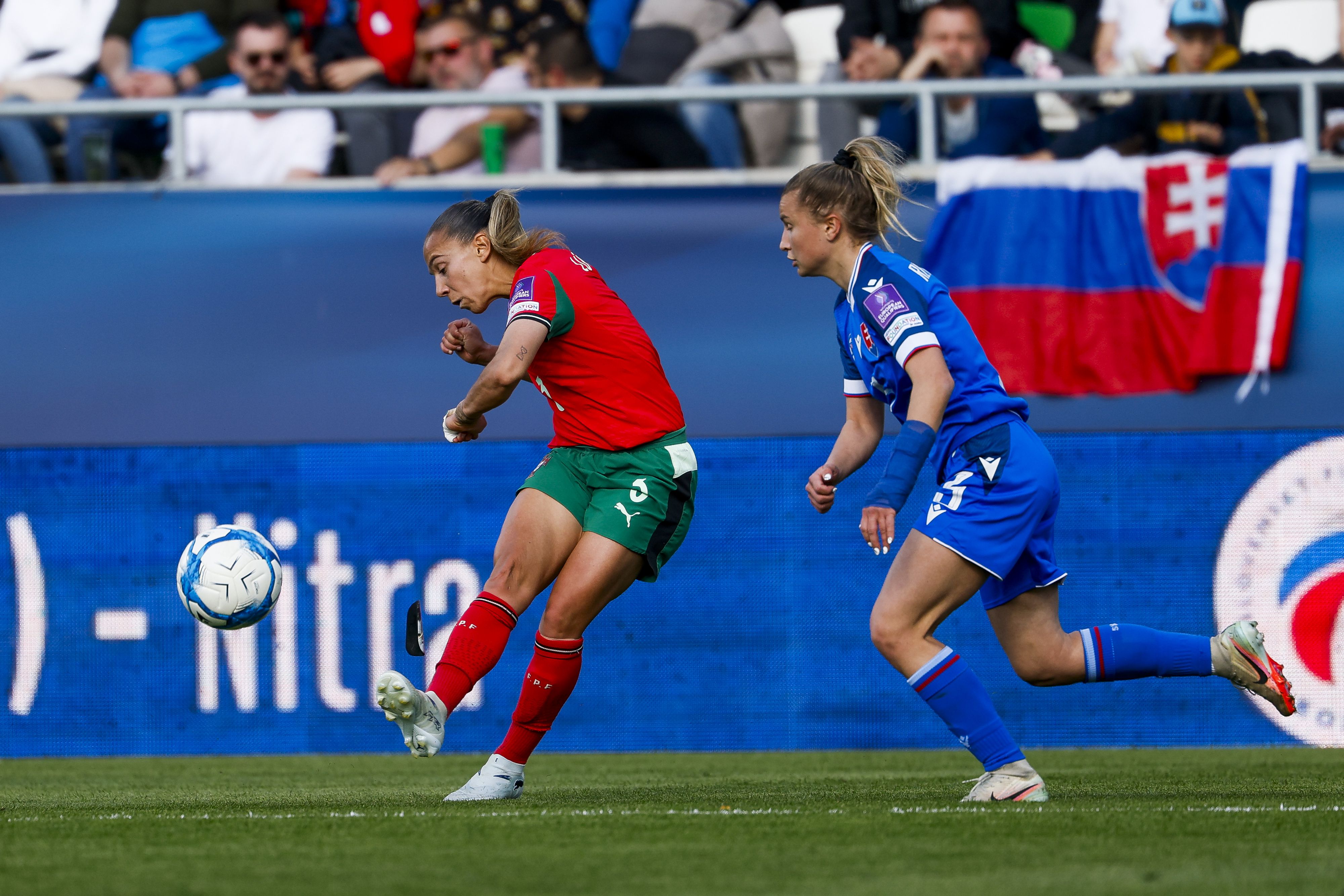 Lúcia Alves em ação no jogo de Portugal contra a Eslováquia - Foto: FPF