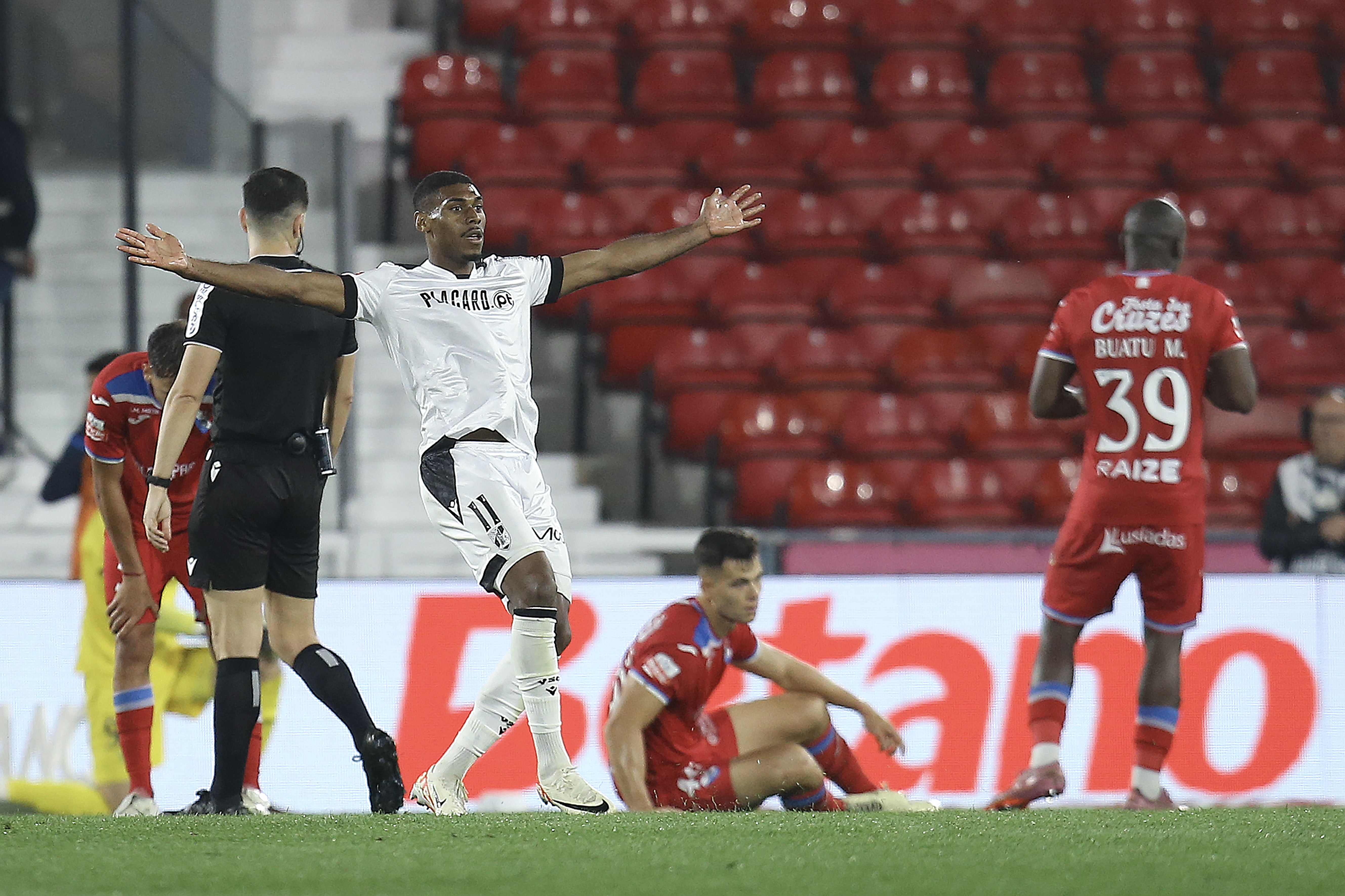Gustavo Silva viu um golo ser-lhe anulado, mas acabou mesmo por decidir o dérbi — Foto: Manuel Fernando Araújo/LUSA