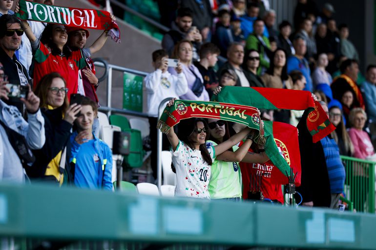 Adeptos portugueses no apoio à seleção feminina no jogo de Portugal na Eslováquia - Foto: FPF