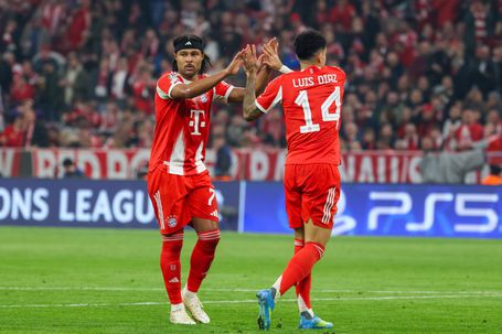 Gnabry a cumprimentar Luis Díaz