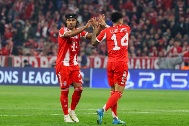 Gnabry a cumprimentar Luis Díaz