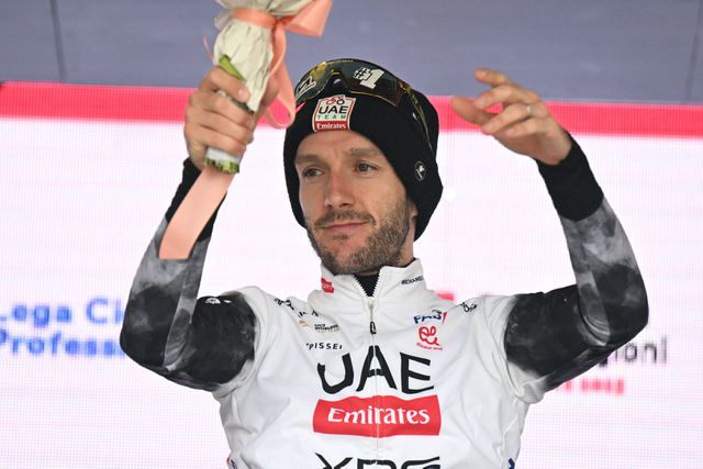 Adam Yates celebrou a vitória em Espanha. IMAGO