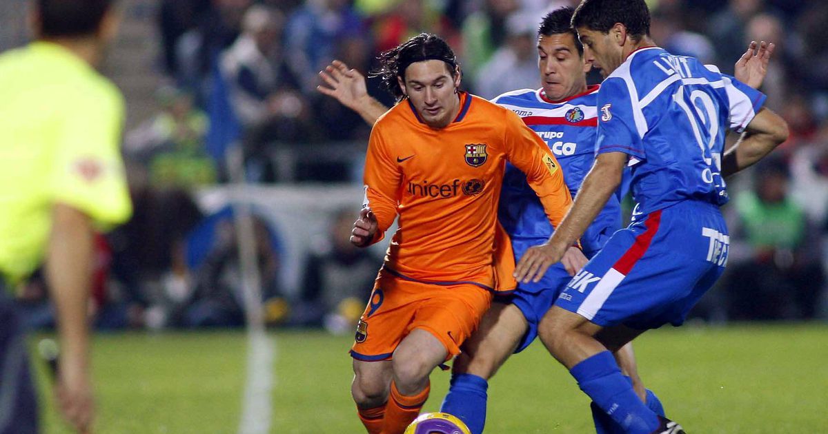 Com 19 anos e a camisola 19: foi há 19 anos que Messi imitou Maradona