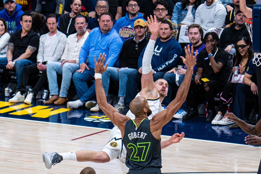 Um dos momentos do jogo: Jokic faz dois pontos e ganha o lançamento livre para quebrar a série positiva dos Timberwolves