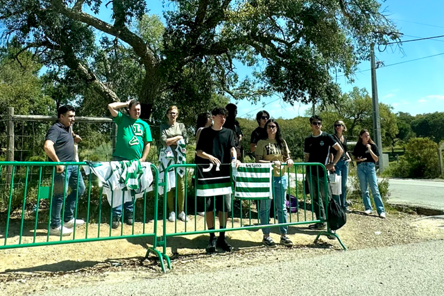 Adeptos chegaram à Academia antes do final do treino - Foto: Mariana Tenório