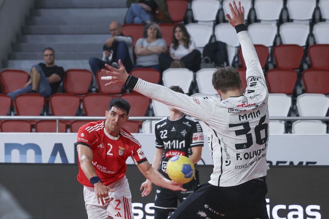 Miguel Sánchez-Migallón tenta o golo     Fotografia SL Benfica