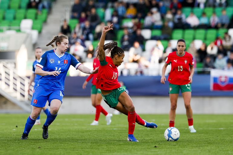 Jéssica Silva faz um passe de letra no Eslováquia-Portugal - Foto: FPF