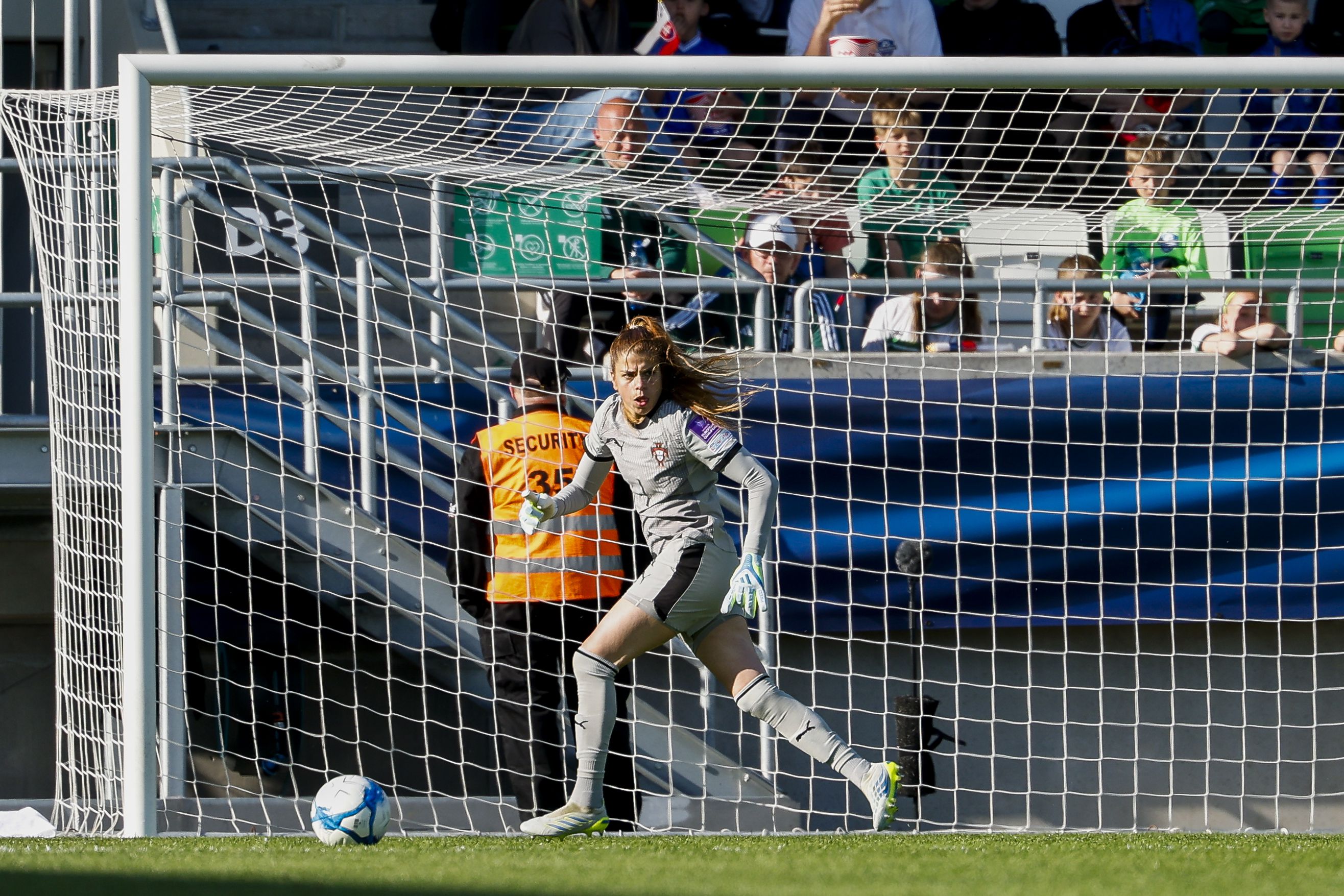 Inês Pereira, guarda-redes da seleção feminina de Portugal, no jogo frente à Eslováquia - Foto: FPF