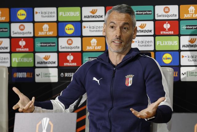 Carlos Vicens está feliz pelo momento do SC Braga, mas só pensa no dérbi diante do Famalicão — Foto: Julio Munoz/LUSA