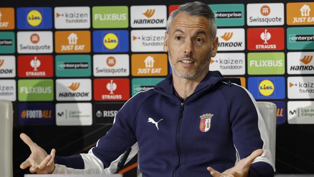 Carlos Vicens está feliz pelo momento do SC Braga, mas só pensa no dérbi diante do Famalicão — Foto: Julio Munoz/LUSA