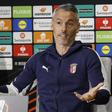 Carlos Vicens está feliz pelo momento do SC Braga, mas só pensa no dérbi diante do Famalicão — Foto: Julio Munoz/LUSA