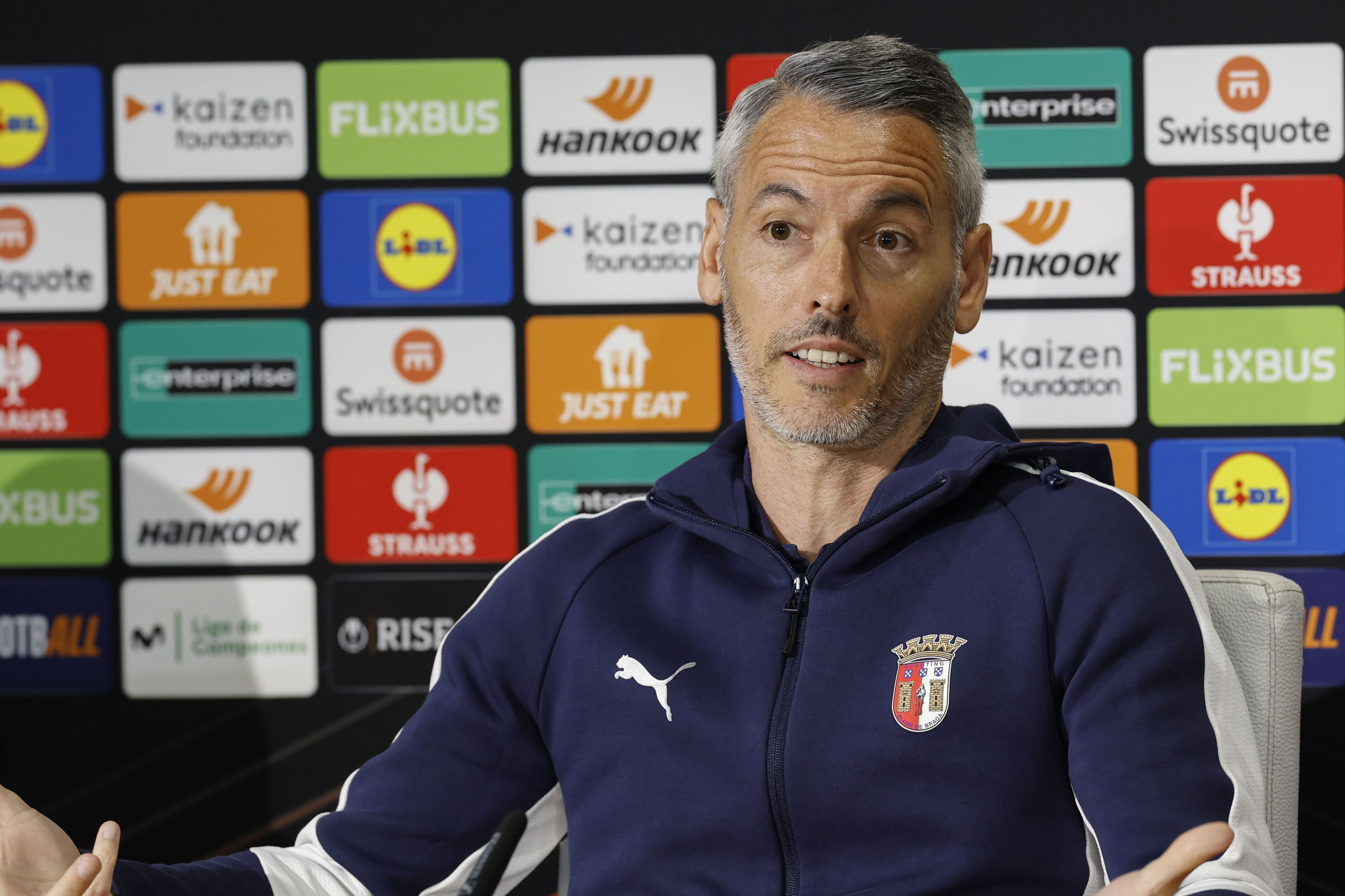 Carlos Vicens está feliz pelo momento do SC Braga, mas só pensa no dérbi diante do Famalicão — Foto: Julio Munoz/LUSA