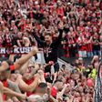 Xabi Alonso e capitão do Leverkusen festejam no meio dos adeptos (vídeo e fotos)