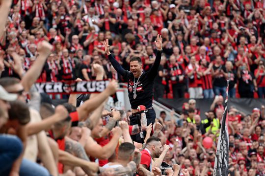 Xabi Alonso e capitão do Leverkusen festejam no meio dos adeptos (vídeo e fotos)