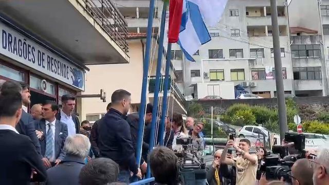 Hastear da bandeira na casa FC Porto de Resende com Villas-Boas