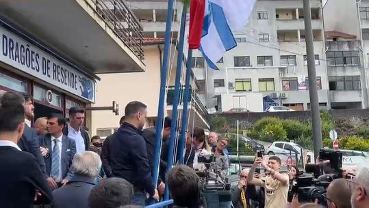 Hastear da bandeira na casa FC Porto de Resende com Villas-Boas