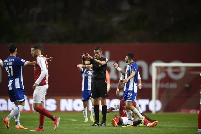 Duarte Gomes analisa arbitragem do jogo da Pedreira: erro ao cair do pano
