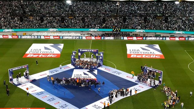 O troféu nas mãos de quem o conquistou!